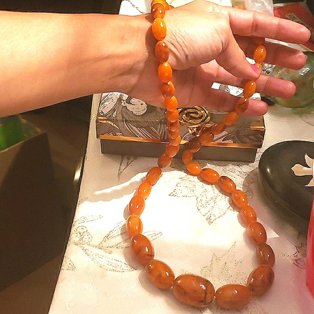 OLD VINTAGE GORGEOUS GRADUATED AMBER COLOR BEADED NECKLACE